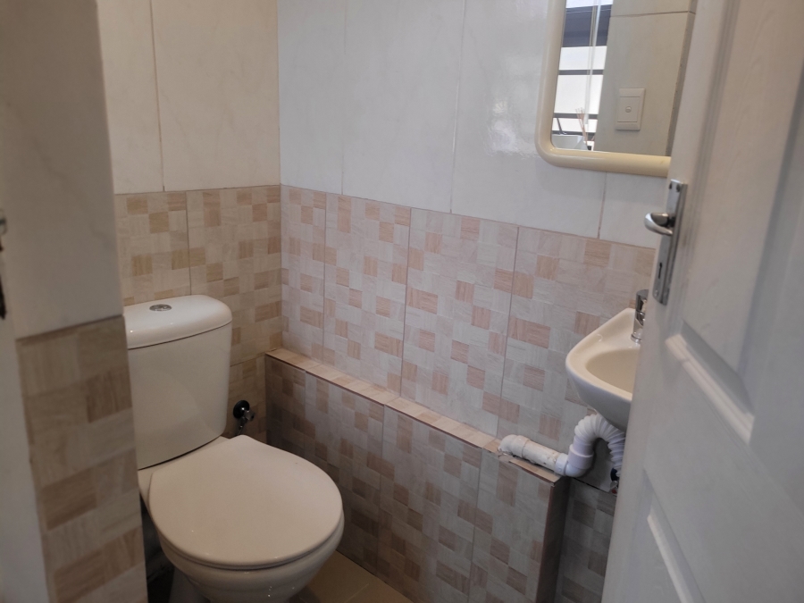 To Let 1 Bedroom Property for Rent in Goodwood Estate Western Cape